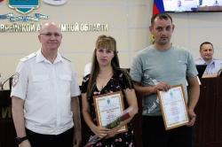 Семейную пару, оказавшую помощь в поиске пропавшего 4-хлетнего мальчика в с. Песчаное, наградили в УМВД России по ЕАО