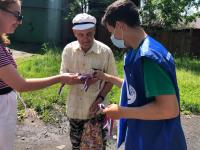 День России волонтёры Смидовичского района отметили участием во всероссийских онлайн-акциях и вручением ленточек, символизирующих флаг России.